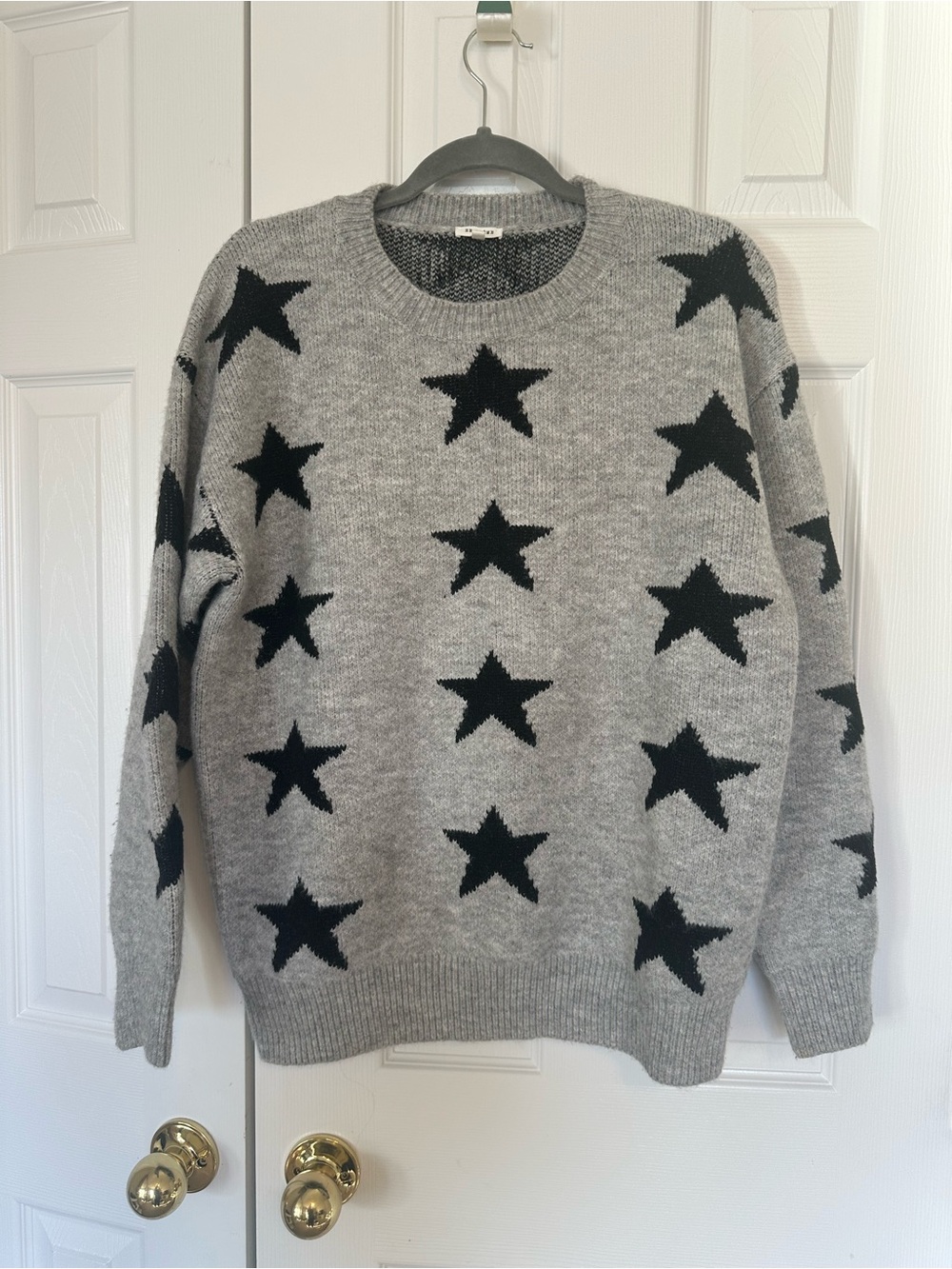 En CrΓ¨me Gray & Black Star Sweater β Size Small